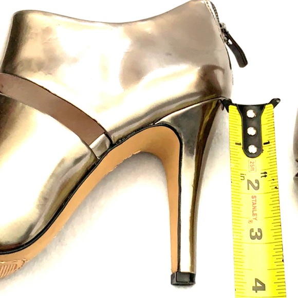 Vince Camuto - Picture 5 of 6